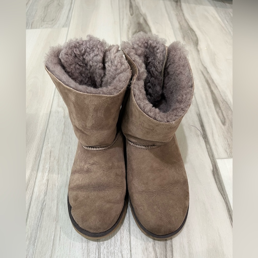 Womens UGG boots. Size 6.